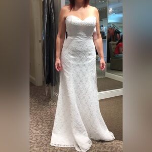 Elegant Strapless Lace Wedding Dress